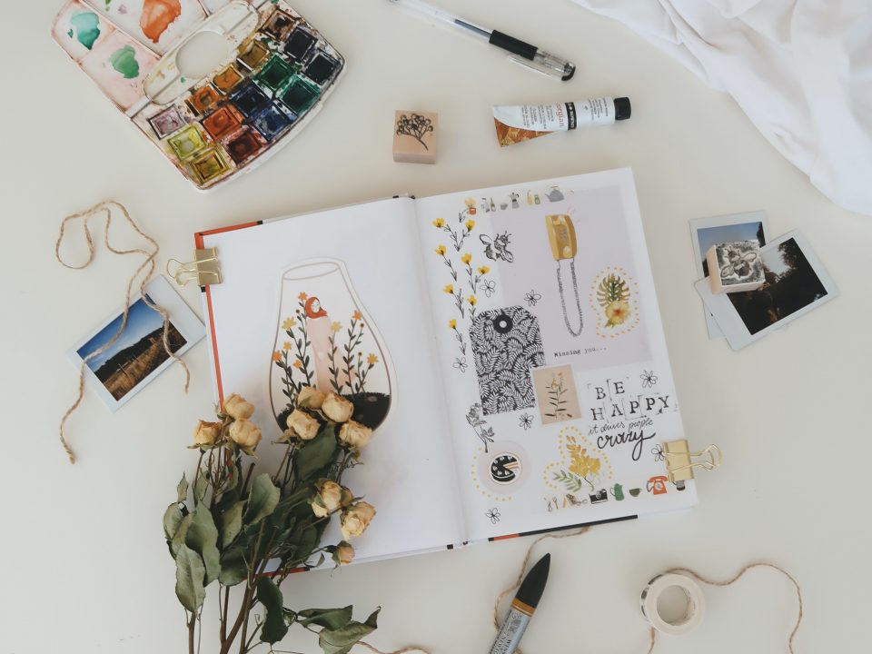 Cuaderno de moodboard con flores y rotuladores