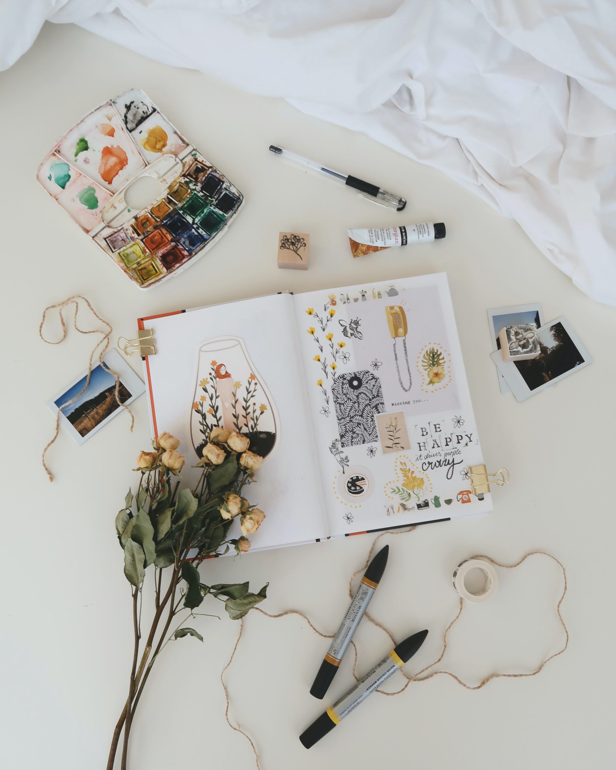 Cuaderno de moodboard con flores y rotuladores
