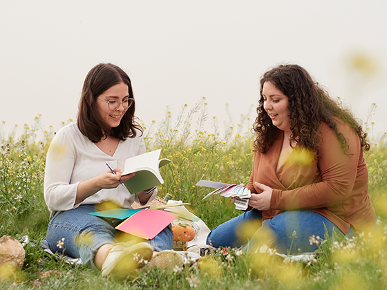 Paula y Virginia de Valenta, trabajando